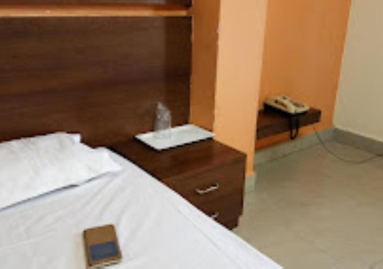 Hotel Mayur Restaurant Chandrapur Bagian luar foto